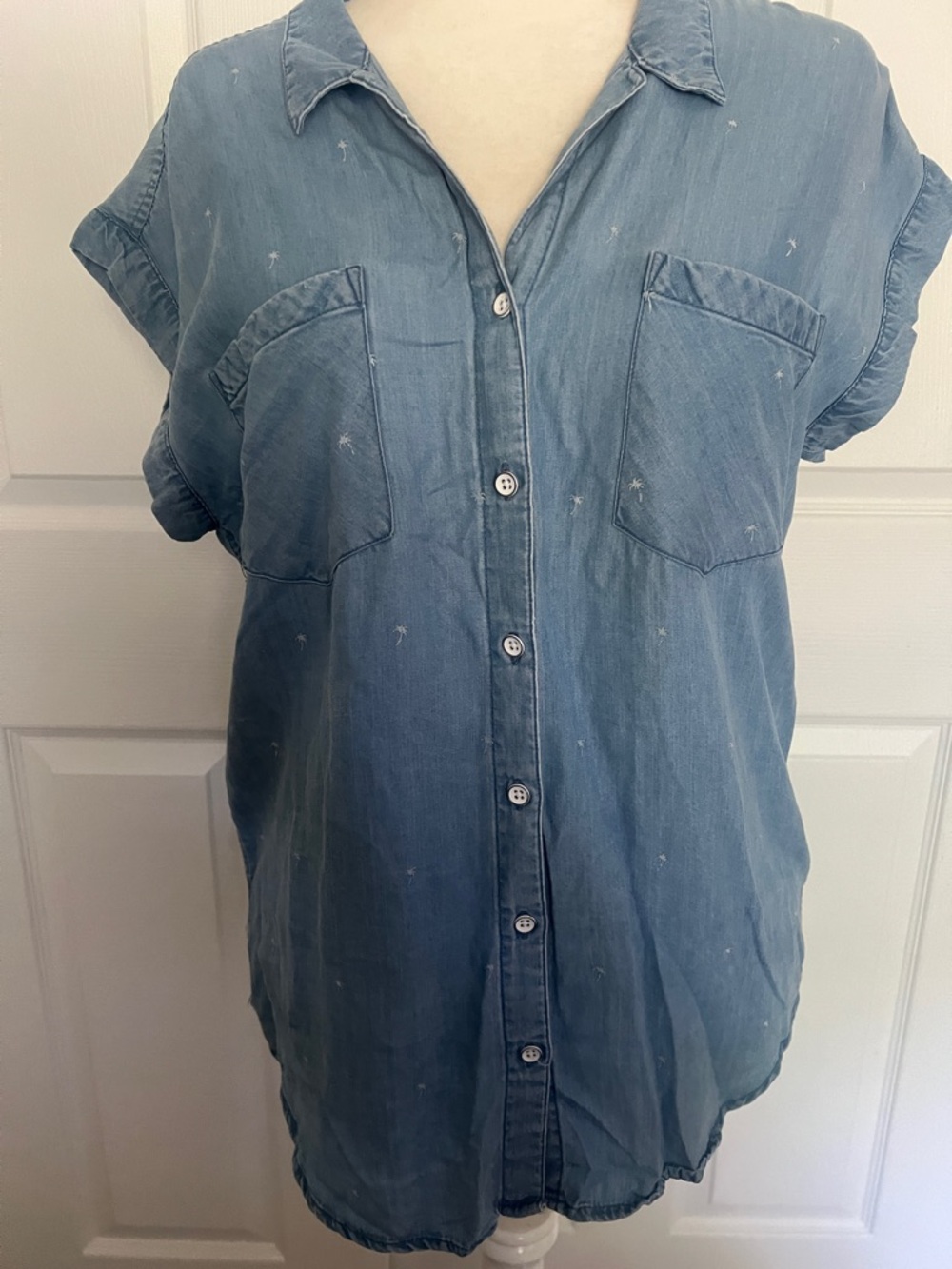 Jachs Girlfriend Palm Tree Chambray Button Down Shirt Sz M Lightweight Denim Top